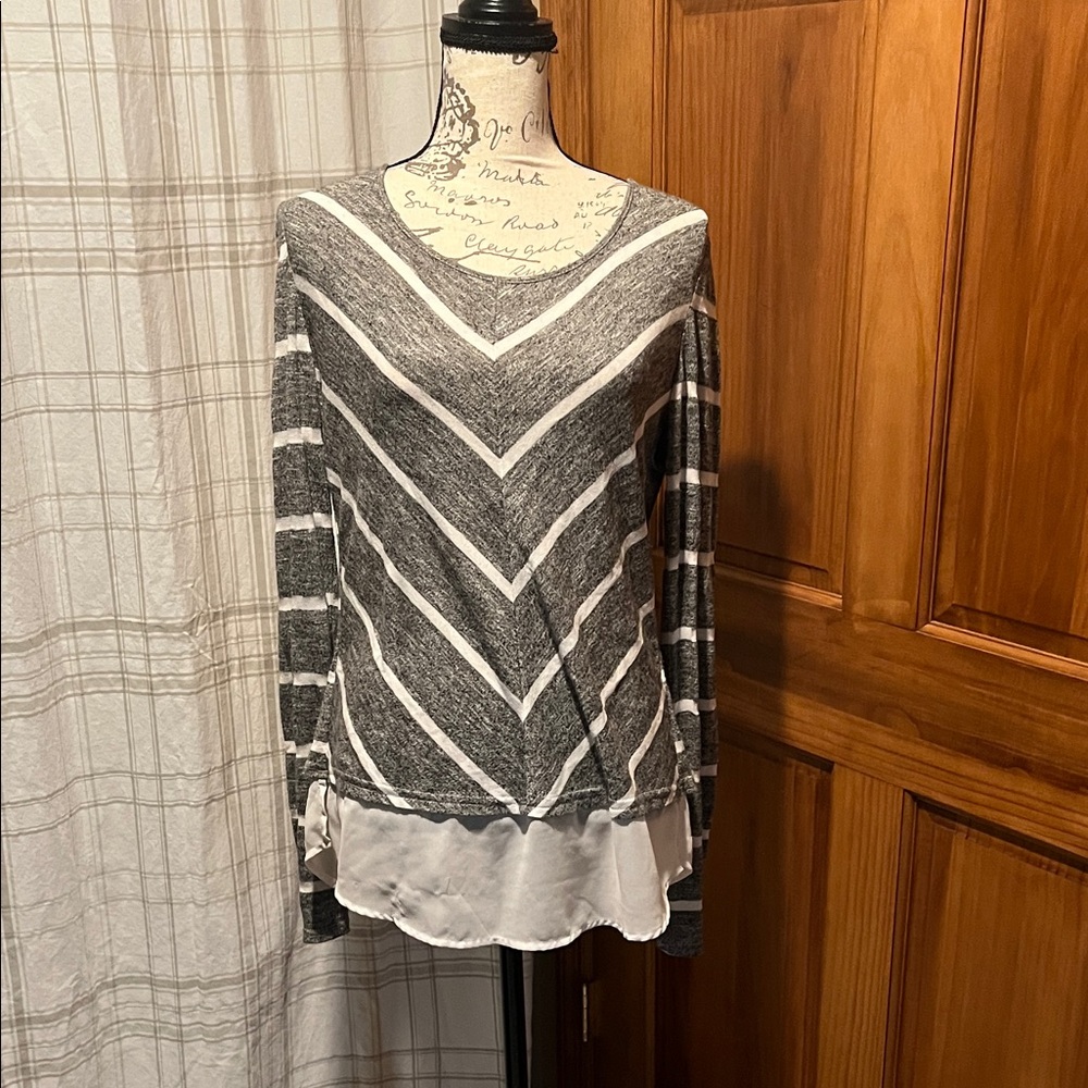 Market & Spruce Gray and White Striped V-Neck Knit Top